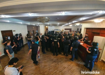 В суде, где избирают меру пресечения Стерненко, произошли столкновения с силовиками. Пострадал бывший политзаключенный Балух (ВИДЕО)
