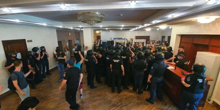 В суде, где избирают меру пресечения Стерненко, произошли столкновения с силовиками. Пострадал бывший политзаключенный Балух (ВИДЕО)