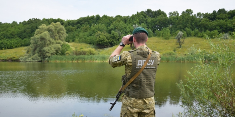 Жителя Закарпатской области после прыжка в Тису унесло в Венгрию