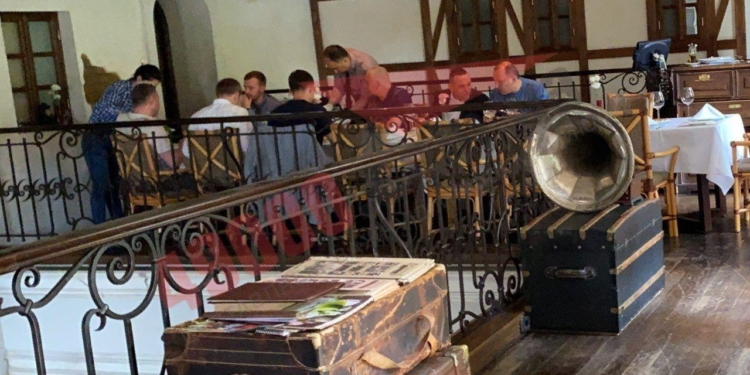 Щечки телячьи с трюфельным пюре. Слуг народа снова застукали за нарушением карантина (ФОТО, ВИДЕО)