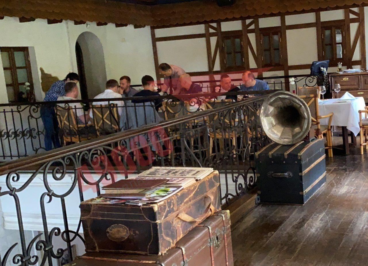 Щечки телячьи с трюфельным пюре. Слуг народа снова застукали за нарушением карантина (ФОТО, ВИДЕО)