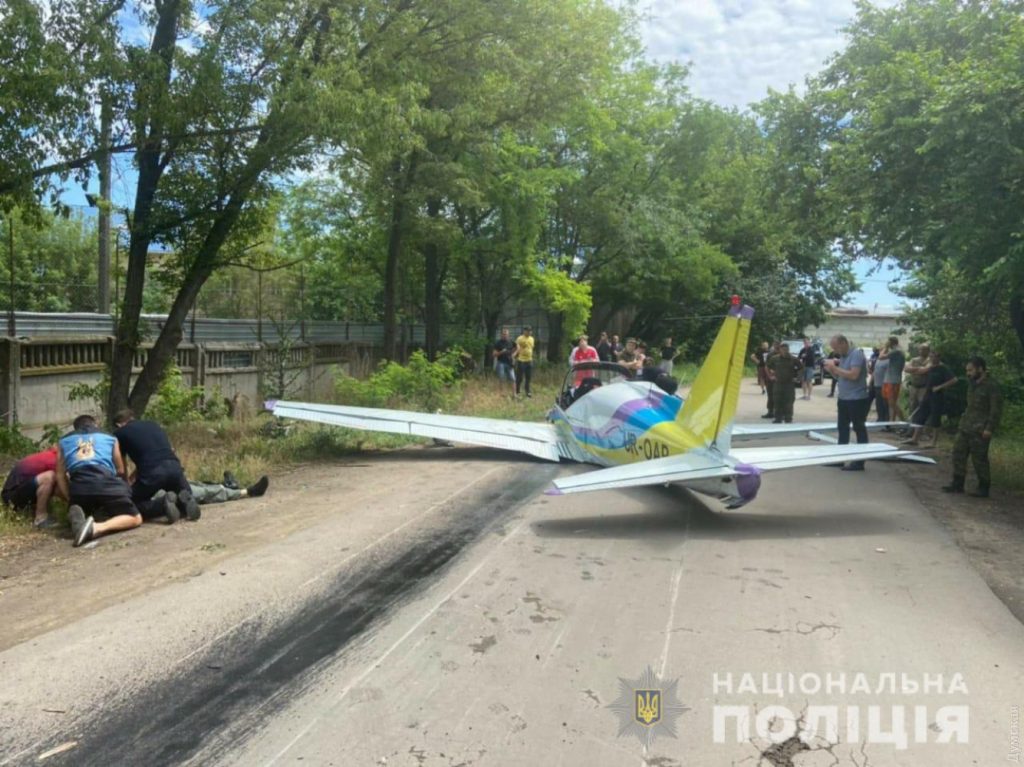 Крушение самолета в Одессе. Умер второй пилот. Скорую ждали больше 15 минут (ФОТО) 5