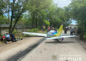 Возле одесского аэропорта упал легкомоторный самолет: один из пилотов погиб (ФОТО)