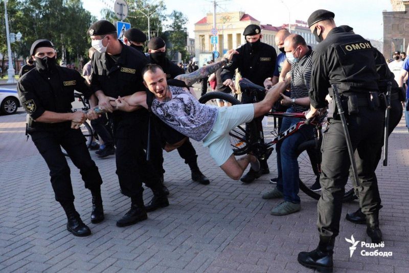 В Минске начались задержания на митингах (ВИДЕО)