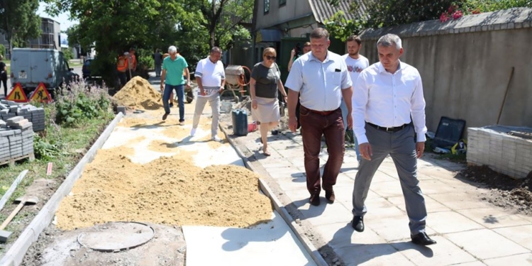 Почетные плиточники Николаева: кто зарабатывает на замене тротуаров в городе?