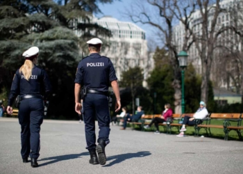 Полиция оштрафовала мужчину за то, что он “громко и специально испортил воздух”