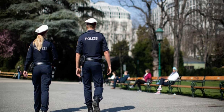 Полиция оштрафовала мужчину за то, что он “громко и специально испортил воздух”