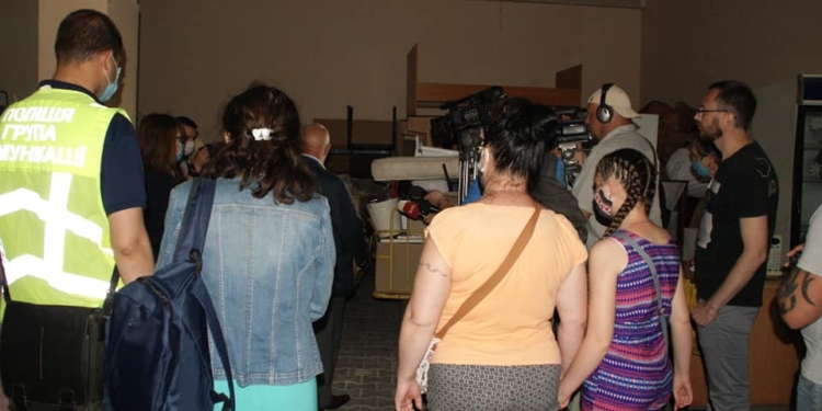 “Был гнидником”, – вещи волонтерского поста на Николаевском ж/д вокзале вынесли по приказу руководства вокзала