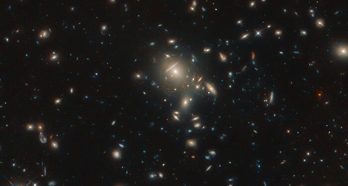 Космический телескоп Hubble зафиксировал “галактику звездных взрывов” (ФОТО)