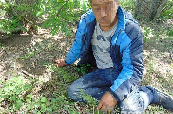 На Николаевщине задержали двух «гастролеров»-рецидивистов – они ограбили и избили старушку, а после прятались в лесополосе (ФОТО)