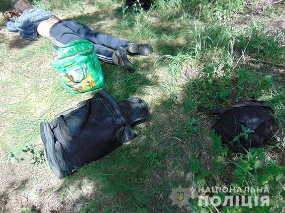 На Николаевщине задержали двух «гастролеров»-рецидивистов – они ограбили и избили старушку, а после прятались в лесополосе (ФОТО) 7