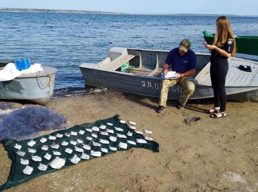 На Николаевщине задержали бригаду рыбаков, которые на Тилигульском лимане сетями ловили глосика (ФОТО) 9