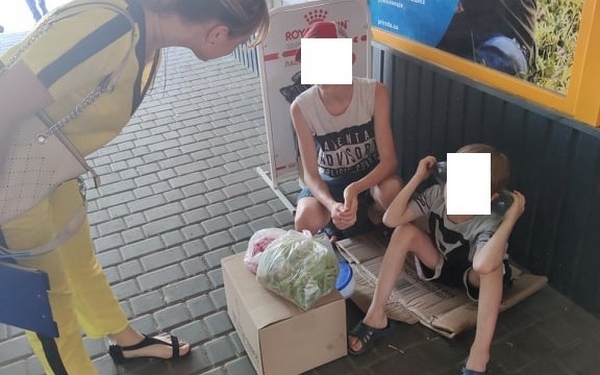 В Николаеве служба по делам детей выявила двоих, ну, очень юных торговцев – продавали горох и чайную розу (ФОТО)