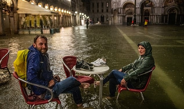 Больше метра воды: Венецию затопило из-за аномального прилива (ФОТО, ВИДЕО)