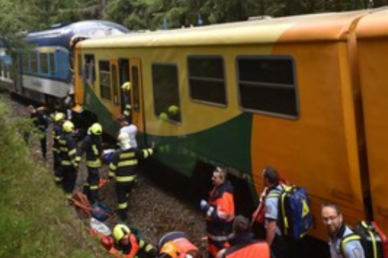 В Чехии два пассажирских поезда столкнулись лоб в лоб, десятки пострадавших