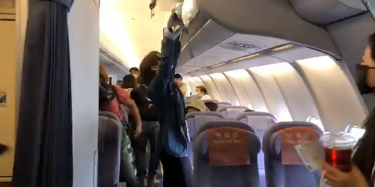 «Очень соскучились по путешествиям»: в Тайване аэропорт устроил аттракцион с посадкой в самолет (ВИДЕО)