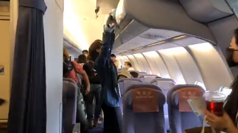 «Очень соскучились по путешествиям»: в Тайване аэропорт устроил аттракцион с посадкой в самолет (ВИДЕО) 1
