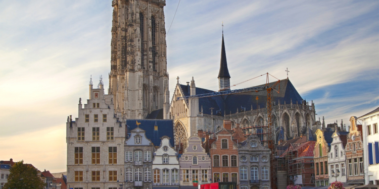 Средневековый город в Бельгии заплатит туристам за отели