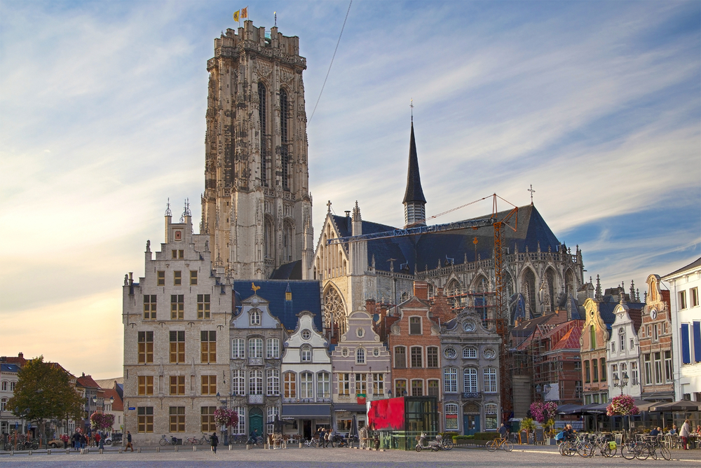 Средневековый город в Бельгии заплатит туристам за отели 1