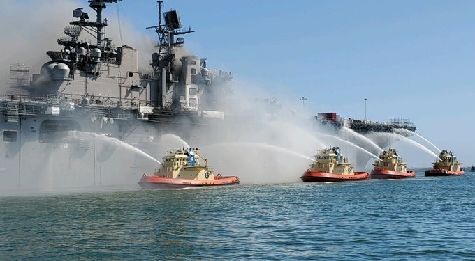 За четыре дня – 63 пострадавших: наконец-то потушили пожар на десантном корабле американских ВМС