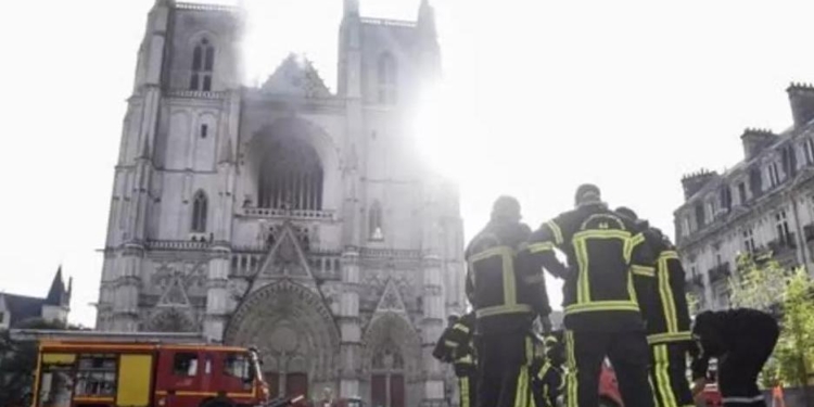 В Нанте задержали подозреваемого по делу об умышленном поджоге собора