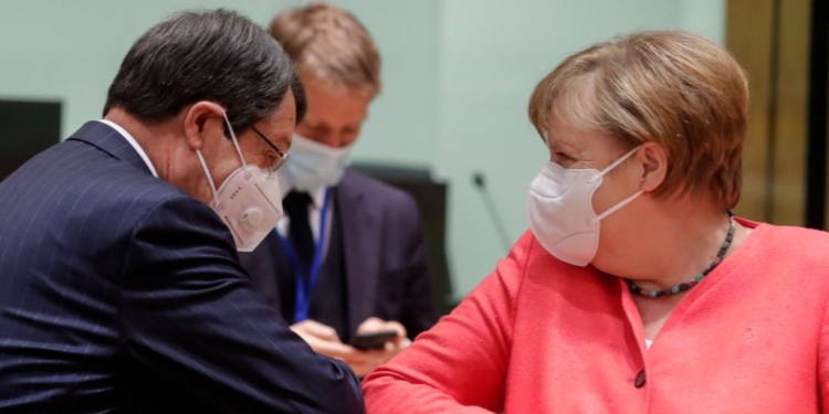 Грант или кредит для наиболее пострадавших от коронавируса стран? Лидеры ЕС третий день пытаются договориться о мерах по восстановлению экономики
