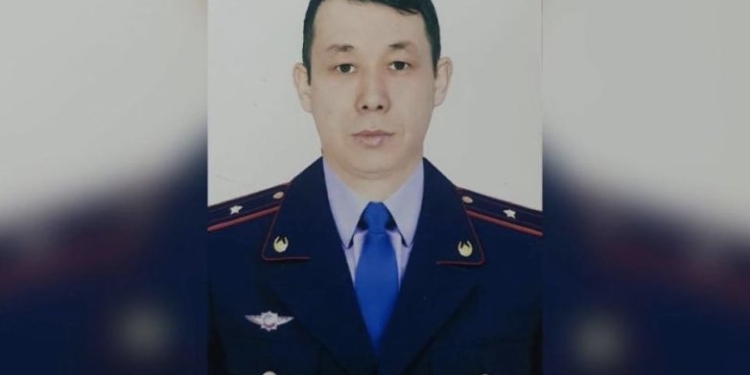 В Казахстане полицейский выпрыгнул из окна на 13 этаже, чтобы поймать педофила