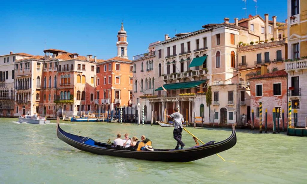 Гондольеры в Венеции изменили пассажировместимость гондол – туристы за время карантина растолстели 1