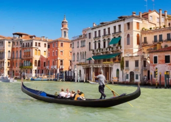 Гондольеры в Венеции изменили пассажировместимость гондол – туристы за время карантина растолстели