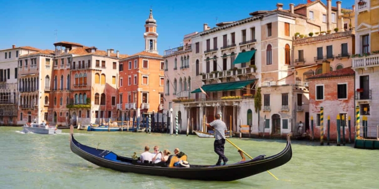 Гондольеры в Венеции изменили пассажировместимость гондол – туристы за время карантина растолстели