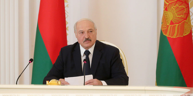 «Выдворяйте отсюда, если они не соблюдают наши законы и зовут людей на майданы»: Лукашенко угрожает выслать из Беларуси иностранные СМИ (ВИДЕО)