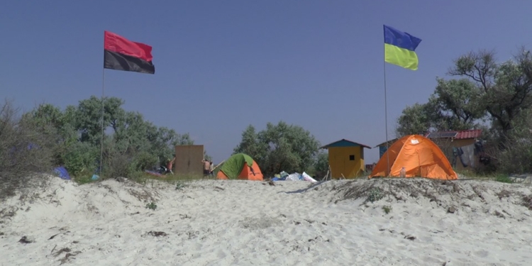 На Джарылгаче заработал кемпинг для участников АТО «Душа півдня», созданный николаевскими волонтерами (ФОТО)