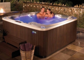 Для всей семьи: в бельгийском городке откроют джакузи-кинотеатр