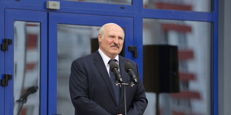 «Наконец-то я попал в золотой фонд Беларуси, несущий этот вирус» – Лукашенко заявил, что переболел коронавирусом