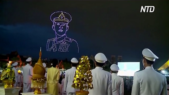 500 дронов устроили световое шоу в честь дня рождения короля Таиланда (ВИДЕО)