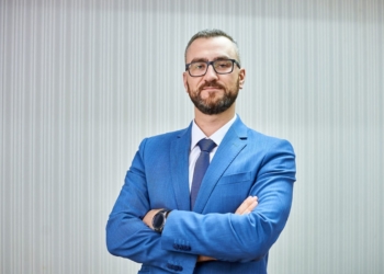 Парень, бросавший яйцо в Януковича, стал топ-менеджером «Укрзализныци» (ВИДЕО)