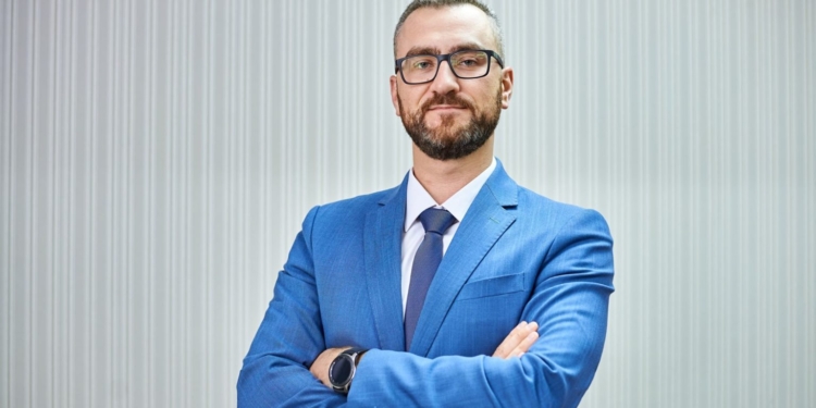 Парень, бросавший яйцо в Януковича, стал топ-менеджером «Укрзализныци» (ВИДЕО)