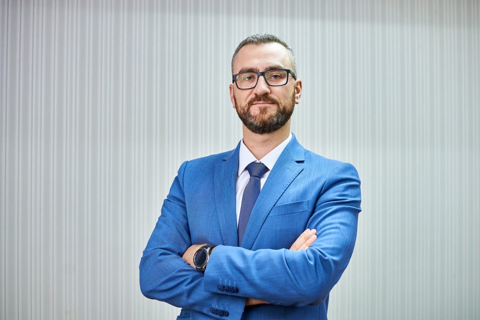 Парень, бросавший яйцо в Януковича, стал топ-менеджером «Укрзализныци» (ВИДЕО)