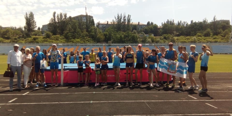 В Николаеве праздник у легкоатлетов – им презентовали форму для соревнований и новенькую прыжковую яму (ФОТО)