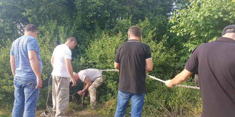 На Николаевщине пропавшего мужчину нашли мертвым в заброшенном колодце. И с камнем на шее (ФОТО)