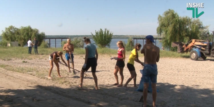 В Николаеве на Намыве расчистили площадку для пляжного волейбола (ВИДЕО)