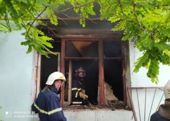 В Николаеве на Кузнечной горел жилкоп – на свежий воздух спасатели помогли выбраться жильцам двух квартир (ФОТО)