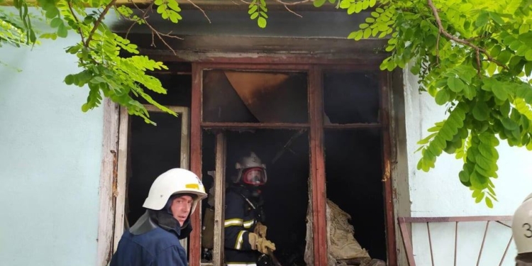 В Николаеве на Кузнечной горел жилкоп – на свежий воздух спасатели помогли выбраться жильцам двух квартир (ФОТО)