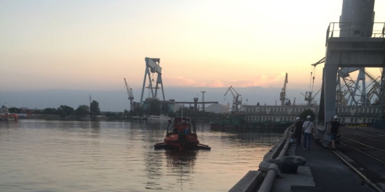 В акватории Николаевского порта был аварийный разлив растительного масла (ФОТО)