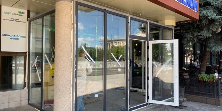 В Николаеве на входе в «Укртелеком» построили «аквариум» (ФОТО)