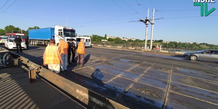 В Николаеве дорожники восстановили движение по Ингульскому мосту (ВИДЕО, ФОТО)