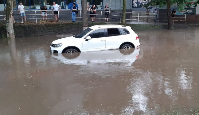 Последствия вчерашнего ливня на Николаевщине: «затонувшие» автомобили и упавшие деревья (ФОТО)