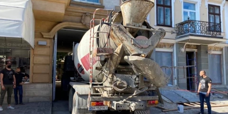 Одесский опыт: жильцы  дома залили бетоном вход в незаконно сооружаемую пиццерию (ФОТО)