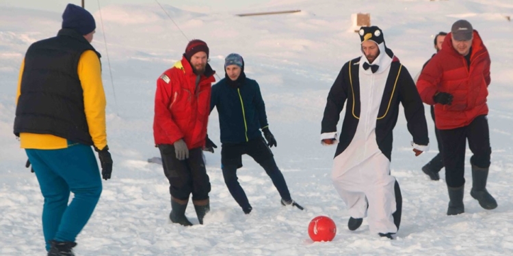 В Антарктиде украинские полярники сыграли в футбол со сборными Франции, Норвегии и Бразилии (ФОТО)