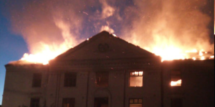 На Николаевщине спасатели тушили заброшенный дом культуры (ФОТО)